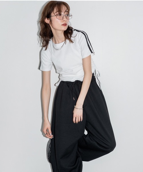 mellomela.(メロメラ)の「サイドライン クロップド Tシャツ(Tシャツ/カットソー・レディース・ブラック/ホワイト/グレー/ネイビー・FREE)」の2枚目の写真