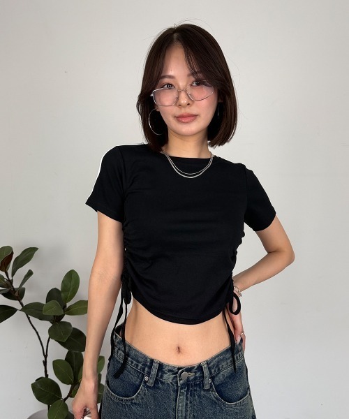 mellomela.(メロメラ)の「サイドライン クロップド Tシャツ(Tシャツ/カットソー・レディース・ブラック/ホワイト/グレー/ネイビー・FREE)」の1枚目の写真