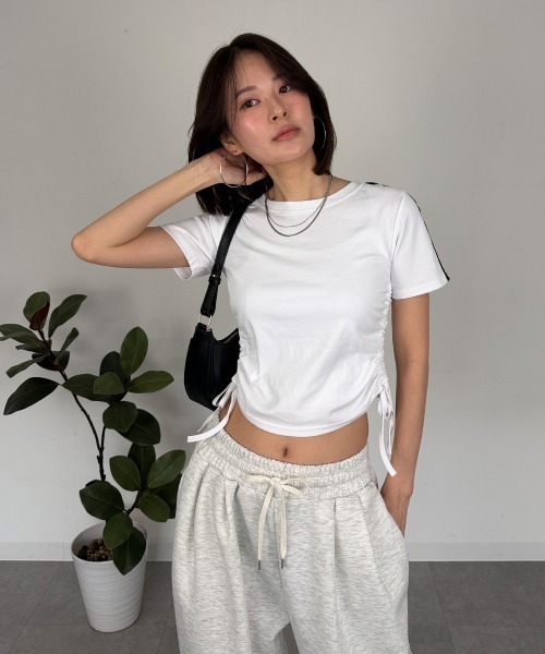 mellomela.(メロメラ)の「サイドライン クロップド Tシャツ(Tシャツ/カットソー・レディース・ブラック/ホワイト/グレー/ネイビー・FREE)」の12枚目の写真