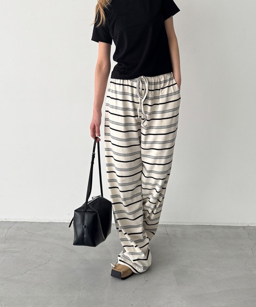 CANAL JEAN（キャナルジーン）の「Lakey Park　ボーダーイージーパンツ（その他パンツ・レディース・チャコールグレー/アイボリー・ONE SIZE）」の2枚目の写真