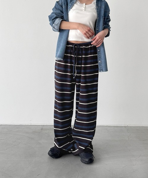 CANAL JEAN（キャナルジーン）の「Lakey Park　ボーダーイージーパンツ（その他パンツ・レディース・チャコールグレー/アイボリー・ONE SIZE）」の4枚目の写真