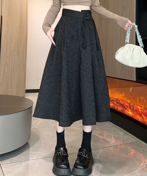 2ly2(トゥーリートゥー)の「フレアスカート ロング レディース 花柄 ジャガード ウエストリボン Aライン ミモレ丈 裏地付き ブラック(スカート・レディース・ブラック・FREE)」の9枚目の写真