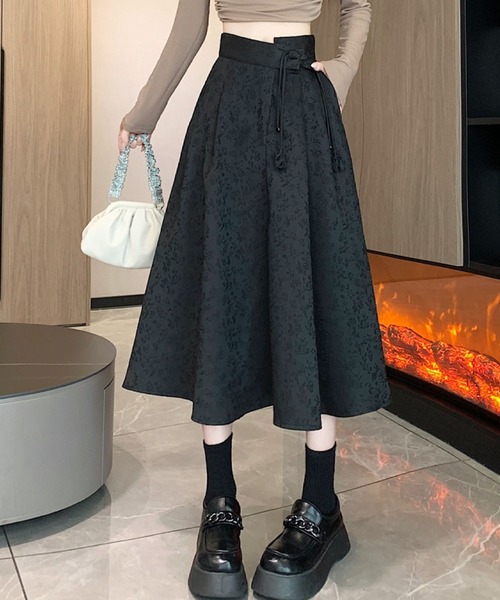 2ly2(トゥーリートゥー)の「フレアスカート ロング レディース 花柄 ジャガード ウエストリボン Aライン ミモレ丈 裏地付き ブラック(スカート・レディース・ブラック・FREE)」の5枚目の写真