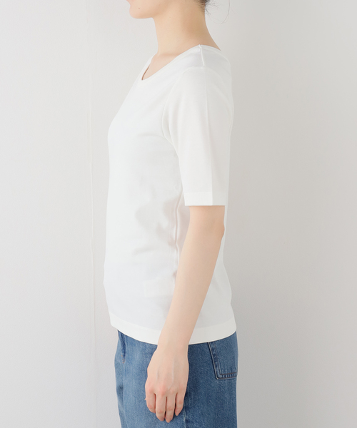 La TOTALITE(ラトータリテ)の「【洗える】接触冷感クルーネックカットソー(Tシャツ/カットソー・レディース・チャコールグレー/キャメル/ホワイト・FREE)」の5枚目の写真