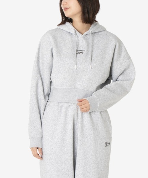 Reebok(リーボック)の「ワードローブ エッセンシャル クロップド フーディー / WARDROBE ESSENTIALS CROPPED HOODIE(パーカー・レディース・グレー・X-SMALL/SMALL/MEDIUM/LARGE)」の1枚目の写真