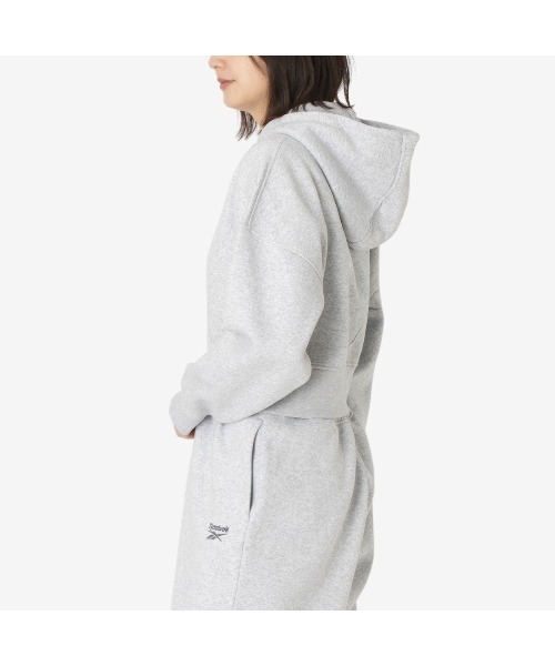 Reebok(リーボック)の「ワードローブ エッセンシャル クロップド フーディー / WARDROBE ESSENTIALS CROPPED HOODIE(パーカー・レディース・グレー・X-SMALL/SMALL/MEDIUM/LARGE)」の2枚目の写真