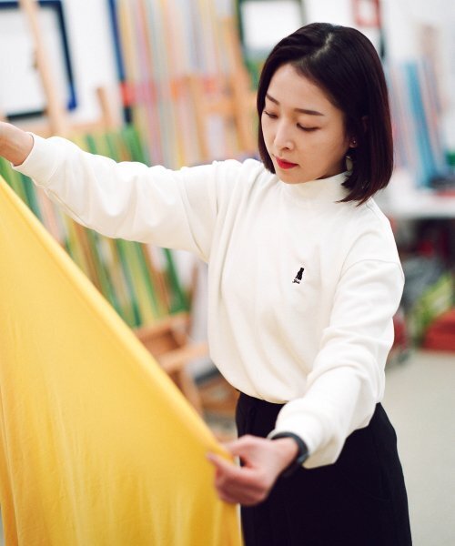 YALE(イェール)の「コンフォータブルモックネック長袖Tシャツグレージュ(Tシャツ/カットソー・レディース・その他・SMALL/X-SMALL/MEDIUM)」の8枚目の写真