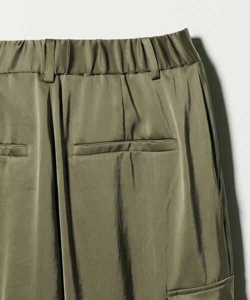 UNITED ARROWS（ユナイテッドアローズ）の「サテン クリーン ポケット パンツ ‐ウォッシャブル‐（カーゴパンツ・レディース・オリーブ/ネイビー・36/38/34）」の8枚目の写真