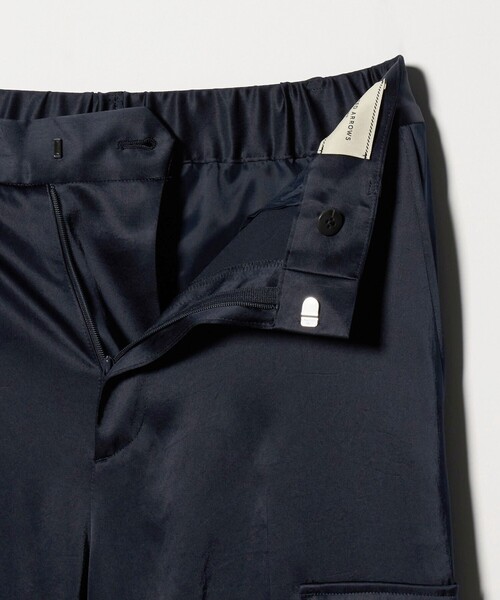 UNITED ARROWS（ユナイテッドアローズ）の「サテン クリーン ポケット パンツ ‐ウォッシャブル‐（カーゴパンツ・レディース・オリーブ/ネイビー・36/38/34）」の15枚目の写真