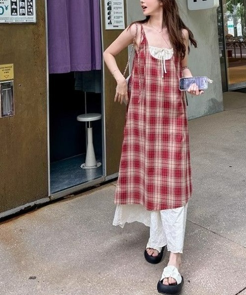 AMAJI(アマジ)の「レース切替ロング丈キャミソールワンピース(ワンピース・レディース・ブルー/レッド・SMALL/MEDIUM/LARGE/X-LARGE)」の2枚目の写真