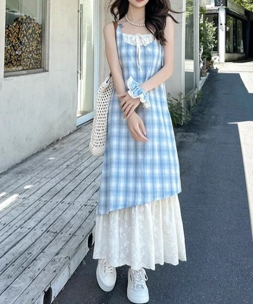 AMAJI(アマジ)の「レース切替ロング丈キャミソールワンピース(ワンピース・レディース・ブルー/レッド・SMALL/MEDIUM/LARGE/X-LARGE)」の1枚目の写真