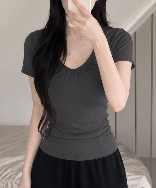 VIVID LADY(ビビッドレディー)の「ギャザーVネック 半袖トップス(Tシャツ/カットソー・レディース・ブラック/チャコールグレー/パープル/ピンク/ホワイト・FREE)」の4枚目の写真