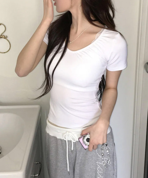 VIVID LADY(ビビッドレディー)の「ギャザーVネック 半袖トップス(Tシャツ/カットソー・レディース・ブラック/チャコールグレー/パープル/ピンク/ホワイト・FREE)」の6枚目の写真