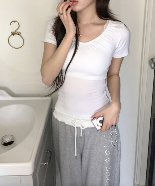 VIVID LADY(ビビッドレディー)の「ギャザーVネック 半袖トップス(Tシャツ/カットソー・レディース・ブラック/チャコールグレー/パープル/ピンク/ホワイト・FREE)」の7枚目の写真