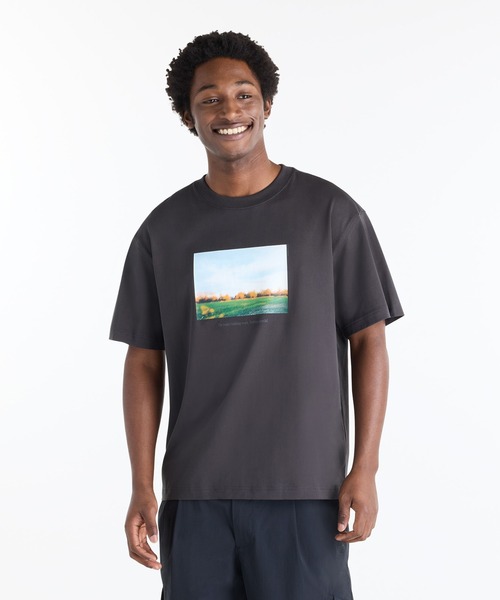 NEW BALANCE(ニューバランス)の「NB GREY グラフィックフォトショートスリーブTシャツ(Tシャツ/カットソー・メンズ・チャコールグレー/ホワイト/グレイッシュブルー・MEDIUM/X-LARGE/LARGE/SMALL/XX-LARGE)」の2枚目の写真