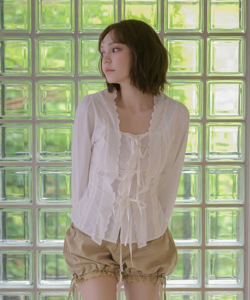 M DOLLY(エムドリー)の「Ribbon celine blouse / リボンセリーヌブラウス(シャツ/ブラウス・レディース・ブラック/ホワイト・FREE)」の1枚目の写真