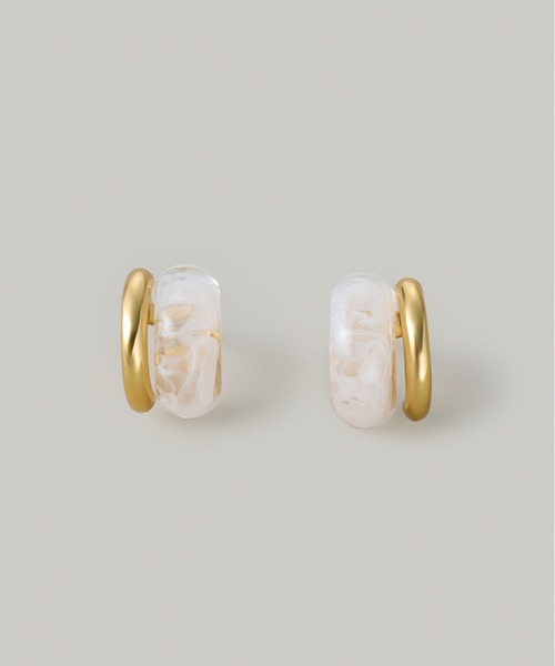 Jolie Toujours(ジョリトゥジュール)の「【汗や水に強い】〈ステンレス〉マーブルラインピアス(ピアス(両耳用)・レディース・ホワイト/ブラウン・FREE)」の1枚目の写真