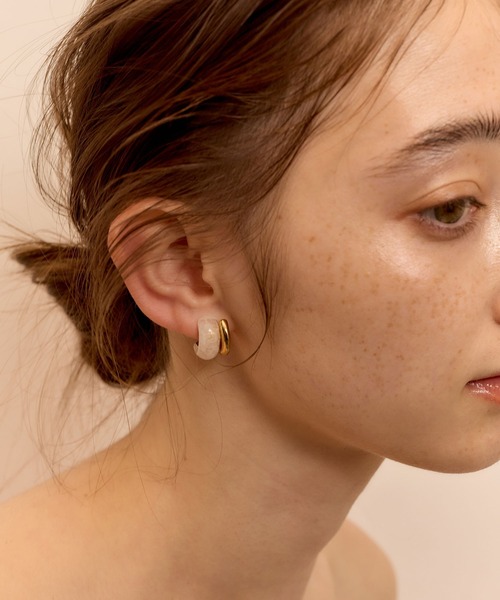 Jolie Toujours(ジョリトゥジュール)の「【汗や水に強い】〈ステンレス〉マーブルラインピアス(ピアス(両耳用)・レディース・ホワイト/ブラウン・FREE)」の6枚目の写真