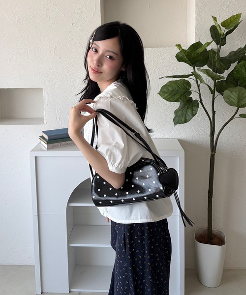 kutir（クティール）の「Kutirlune/ハートチャーム付きドットショルダーバッグ（ショルダーバッグ・レディース・ホワイト/ブラック・FREE）」の3枚目の写真