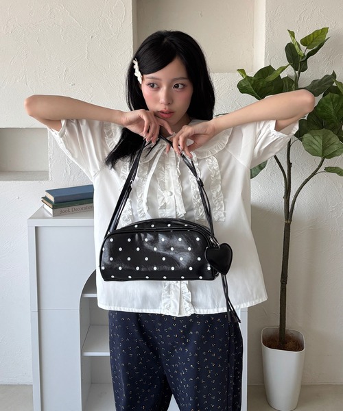 kutir（クティール）の「Kutirlune/ハートチャーム付きドットショルダーバッグ（ショルダーバッグ・レディース・ホワイト/ブラック・FREE）」の5枚目の写真