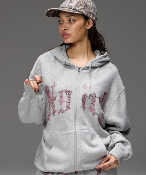 X-girl(エックスガール)の「RHINESTONE BLACKLETTER LOGO ZIP UP SWEAT HOODIE(パーカー・レディース・アッシュ/ブラウン/ブラック・M/S)」の1枚目の写真