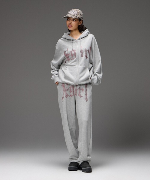 X-girl(エックスガール)の「RHINESTONE BLACKLETTER LOGO ZIP UP SWEAT HOODIE(パーカー・レディース・アッシュ/ブラウン/ブラック・M/S)」の4枚目の写真