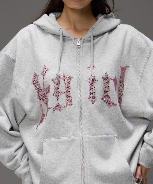 X-girl(エックスガール)の「RHINESTONE BLACKLETTER LOGO ZIP UP SWEAT HOODIE(パーカー・レディース・アッシュ/ブラウン/ブラック・M/S)」の6枚目の写真