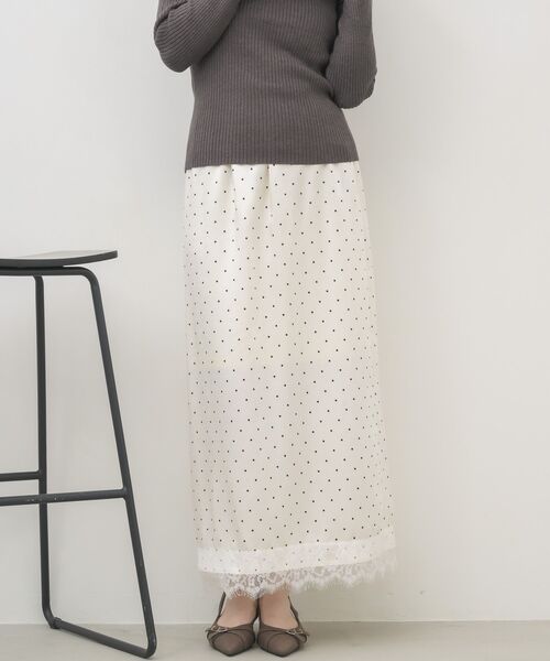 RETRO GIRL(レトロガール)の「裾レースサテンスカート(スカート・レディース・ホワイト系その他/ブラック/ナチュラル・FREE)」の2枚目の写真