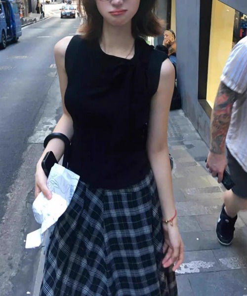 FREE STYLISTS(フリー スタイリスト)の「リボンタイ ニット スタイルアップ ノースリーブ トップス(Tシャツ/カットソー・レディース・ブラック・M)」の4枚目の写真