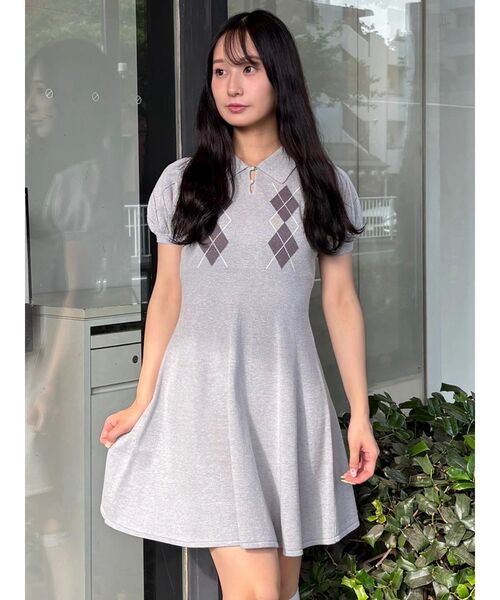 CALNAMUR(カルナムール)の「アーガイルパフスリーブニットワンピース(ワンピース・レディース・アイボリー/グレー/ブラック・FREE)」の3枚目の写真