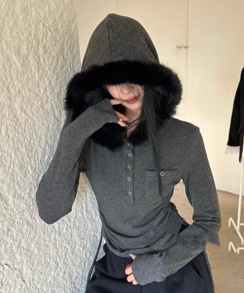 AVYL(アヴィル)の「ファー付きフードサイドドロストクロップドパーカー(パーカー・レディース・ダークグレー/グレー・M)」の2枚目の写真