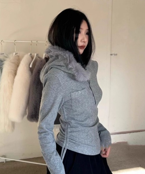 AVYL(アヴィル)の「ファー付きフードサイドドロストクロップドパーカー(パーカー・レディース・ダークグレー/グレー・M)」の3枚目の写真