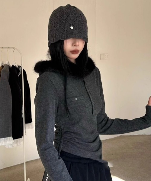 AVYL(アヴィル)の「ファー付きフードサイドドロストクロップドパーカー(パーカー・レディース・ダークグレー/グレー・M)」の4枚目の写真