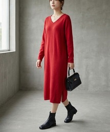すっきりとした縦ラインが魅力の、Vネックニットワンピース