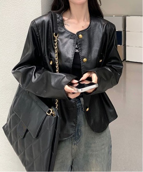 &soiree(アンドソワレ)の「オーバ-サイズフェイクレザーノーカラージャケット(ノーカラージャケット・レディース・ブラック・SMALL/MEDIUM/LARGE/X-LARGE)」の3枚目の写真