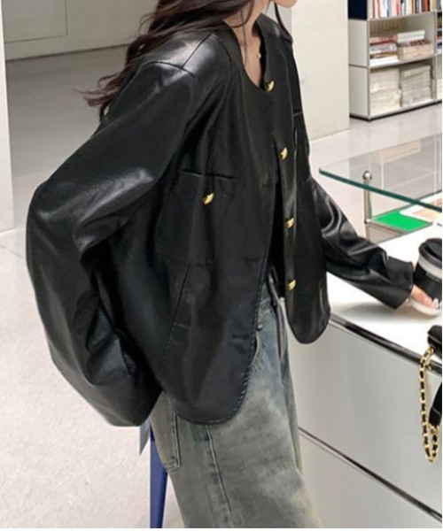 &soiree(アンドソワレ)の「オーバ-サイズフェイクレザーノーカラージャケット(ノーカラージャケット・レディース・ブラック・SMALL/MEDIUM/LARGE/X-LARGE)」の4枚目の写真