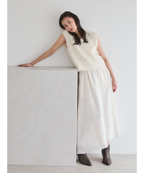 Mila Owen(ミラオーウェン)の「ニットベスト×スカートSET UP(ワンピース・レディース・チャコールグレー/アイボリー/ブラック/ベージュ・1/0)」の1枚目の写真