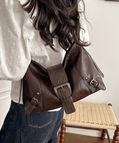 yuue' ( wear )（ユーイ）の「2WAYバックルデザインショルダーバッグ/ペットボトル収納可（ショルダーバッグ・レディース・ダークブラウン/ブラック・FREE）」の2枚目の写真