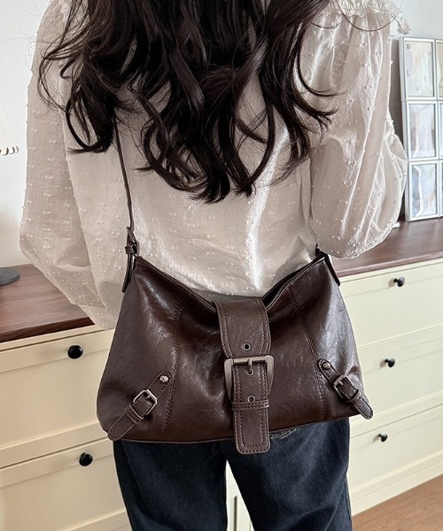 yuue' ( wear )（ユーイ）の「2WAYバックルデザインショルダーバッグ/ペットボトル収納可（ショルダーバッグ・レディース・ダークブラウン/ブラック・FREE）」の13枚目の写真