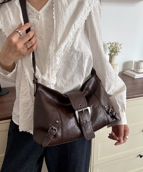 yuue' ( wear )（ユーイ）の「2WAYバックルデザインショルダーバッグ/ペットボトル収納可（ショルダーバッグ・レディース・ダークブラウン/ブラック・FREE）」の14枚目の写真