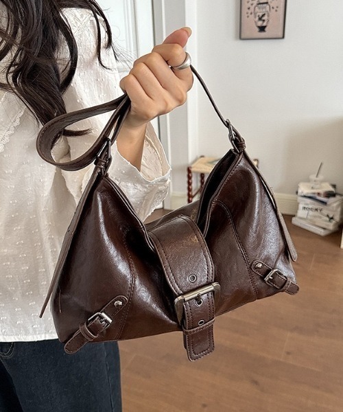 yuue' ( wear )（ユーイ）の「2WAYバックルデザインショルダーバッグ/ペットボトル収納可（ショルダーバッグ・レディース・ダークブラウン/ブラック・FREE）」の15枚目の写真