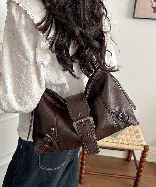 yuue' ( wear )（ユーイ）の「2WAYバックルデザインショルダーバッグ/ペットボトル収納可（ショルダーバッグ・レディース・ダークブラウン/ブラック・FREE）」の5枚目の写真