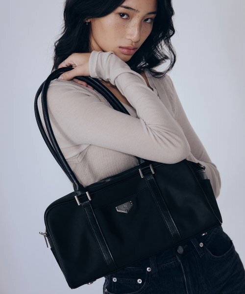 LEATHERY（レザリー）の「ボストンナイロンショルダーバッグ [4COLOR]（ショルダーバッグ・レディース・ブラック系/ブラック/シルバーグレー/ピンク・FREE）」の6枚目の写真