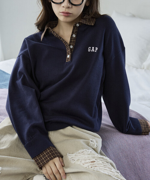 GAP(ギャップ)の「PUBLUX × GAP/ギャップ 別注 シャツ 襟 ポロニット 限定展開(ニット/セーター・レディース・ネイビー/グレー/ベージュ/チャコールグレー・フリ-)」の1枚目の写真