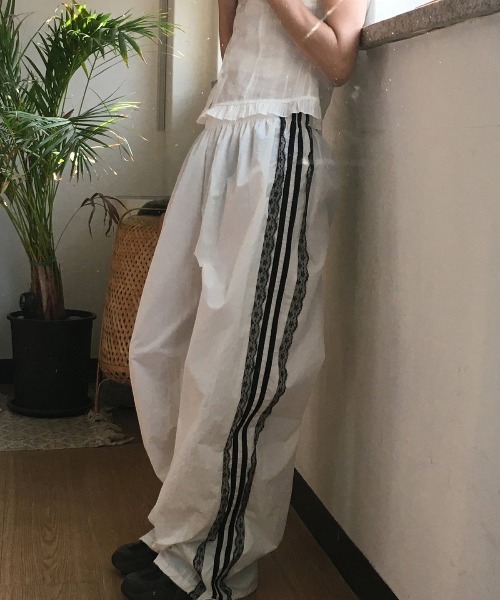 FREE STYLISTS(フリー スタイリスト)の「サイドライン 体型選ばない ドローストリング スウェットパンツ(スウェットパンツ・レディース・ブラック/ホワイト・M)」の1枚目の写真