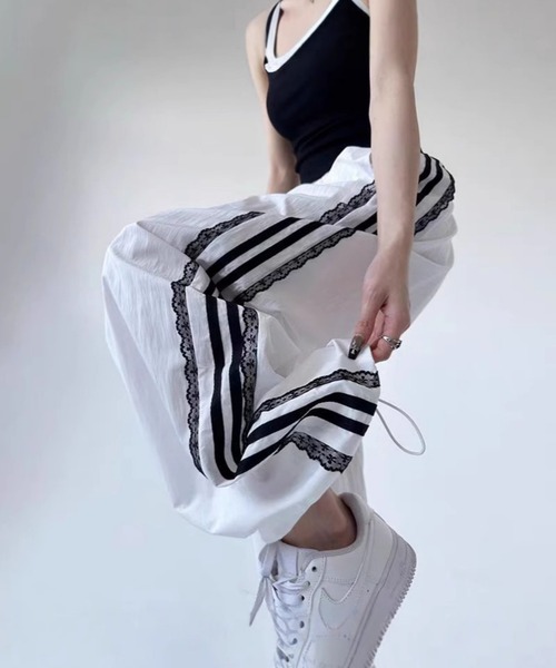 FREE STYLISTS(フリー スタイリスト)の「サイドライン 体型選ばない ドローストリング スウェットパンツ(スウェットパンツ・レディース・ブラック/ホワイト・M)」の11枚目の写真