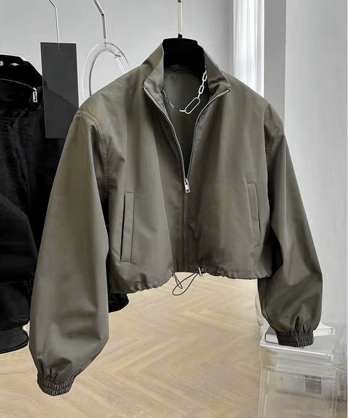 JOHNNY WOLF(ジョニーウルフ)の「AVERY オーバーサイズ ドローコード ショート ブルゾン(ブルゾン・レディース・ブラック/カーキ・M/L/XL)」の6枚目の写真