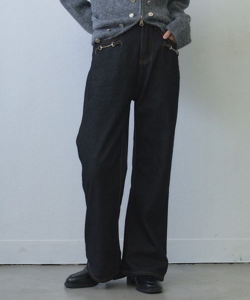 Clum(クルム)の「chain detail straight wide denim / チェーンディテールストレートワイドデニムパンツ(デニムパンツ・レディース・ダークブルー・MEDIUM/LARGE)」の2枚目の写真