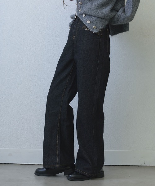 Clum(クルム)の「chain detail straight wide denim / チェーンディテールストレートワイドデニムパンツ(デニムパンツ・レディース・ダークブルー・MEDIUM/LARGE)」の4枚目の写真
