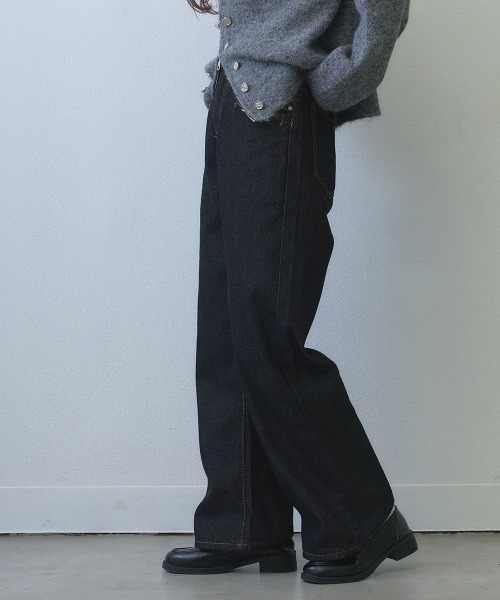 Clum(クルム)の「chain detail straight wide denim / チェーンディテールストレートワイドデニムパンツ(デニムパンツ・レディース・ダークブルー・MEDIUM/LARGE)」の5枚目の写真
